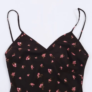 Robe midi noire à imprimé fleuri rose avec col en V croisé et fines bretelles