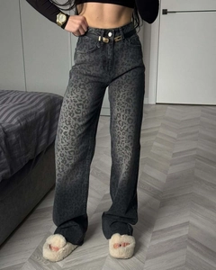 Dettaglio dei jeans grigi a vita alta con stampa leopardata e texture in denim