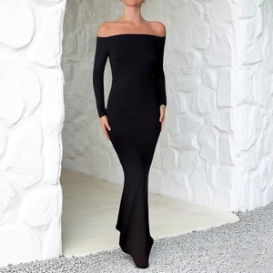Dettaglio dell'elegante abito lungo nero con spalle scoperte in tessuto a maglia elastica