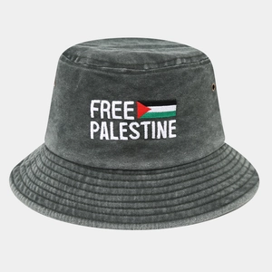 Dettaglio del logo ricamato Free Palestine e della bandiera sul cappello da pescatore