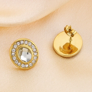 Vue détaillée de la boucle d'oreille en acier doré 18K avec zircon ovale et pavé