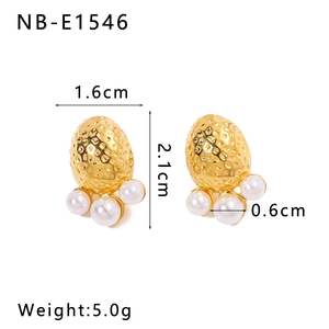 Detail view of 18k gold earrings with twisted hammer texture, pearls and dimensions