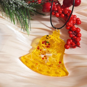 Ciondolo a campana di Natale giallo traslucido con glitter argento e bacche su raso