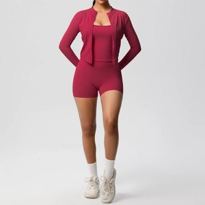 Détail de l'ensemble de sport rouge foncé pour femme avec veste, débardeur et short