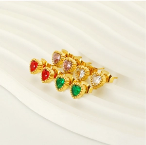 Nahaufnahme von Herz-Ohrsteckern in 18K Gold mit roten, rosa, grünen und klaren Zirkonia