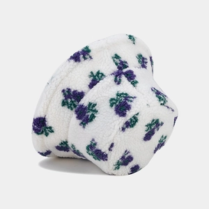 Bob d'hiver en polaire avec fleurs violettes sur tissu pelucheux blanc doux