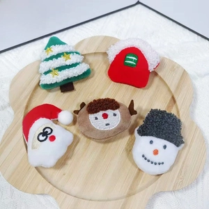 Accessoires de Noël détaillés en peluche incluant renne, père Noël et sapin pour DIY