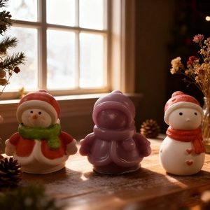 Tre stampi in silicone a forma di pupazzo di neve per candele fai da te su legno