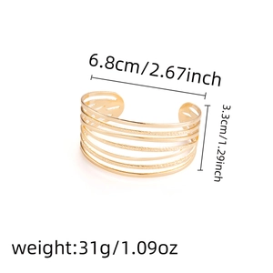 Détail du bracelet spirale doré multicouche avec dimensions et poids sur fond blanc