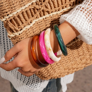 Lot de quatre bracelets en résine marbrée acrylique ambre et vert style vacances d'été