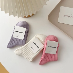 Tre paia di calzini in cotone pettinato nei colori rosa pastello, crema e lavanda