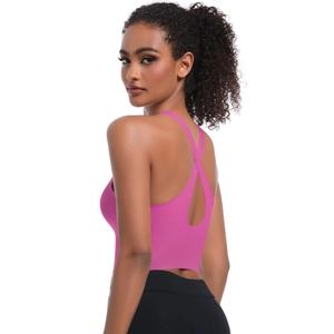 Détail de la brassière de sport rose vif avec bretelles croisées et coupe dos nageur