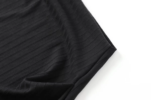 Primer plano de tela de punto acanalado negro de calidad con textura elástica detallada