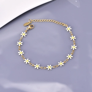 Élégant bracelet en acier inoxydable doré avec de délicats charms en fleurs de marguerite