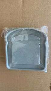 Detailansicht der hellblauen Weizenstroh-Sandwichform in transparenter Verpackung