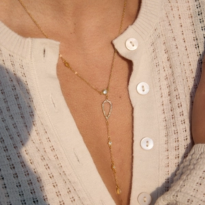 Exquisite gold Y-shaped stainless steel necklace with water-drop diamond pendant on model