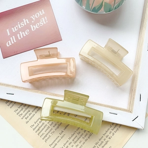 Pinces à cheveux minimalistes en résine rose, beige et vert sur papier vintage
