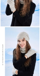 Ensemble d'hiver avec béret gris, cache-col et gants avec étiquette en cuir et maille douce