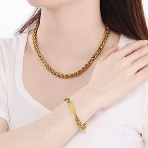 Detailansicht von 18K vergoldeter Halskette und Armband mit einem quadratischen Anhänger