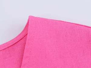 Vue macro de la texture du tissu en lin rose avec coutures détaillées et motifs de fibres