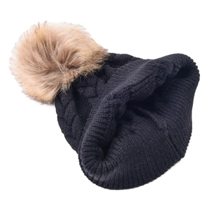 Gorro de punto trenzado negro con un gran pompón de piel sintética muy esponjoso