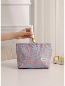 Borsa da trucco in jacquard con motivi floreali blu su tessuto rosa chiaro
