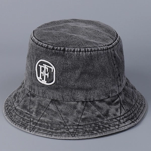Détail de la broderie FF sur un chapeau bob en denim gris foncé avec bord surpiqué