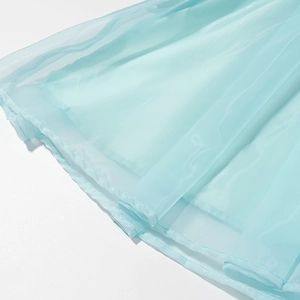 Détail de l'ourlet de la jupe en organza bleu clair avec double couture délicate