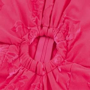 Robe à étages rouge rose élégante avec taille ajourée et texture de flocage