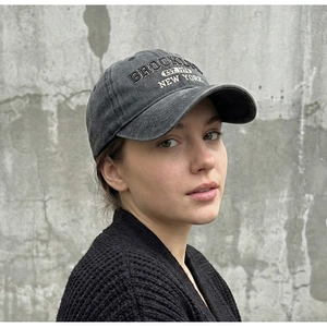 Détail de la broderie Brooklyn sur casquette en coton délavé portée par un mannequin