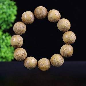Dettaglio di grani di preghiera in sandalo australiano 20mm con incisione di Buddha Maitreya