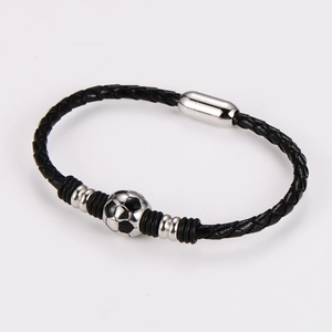 Detailansicht des gewebten Lederarmbands mit Fußball-Perle und Magnetverschluss für Herren