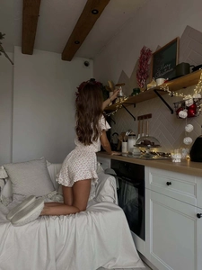 Ensemble pyjama fleuri pour femme avec haut à manches courtes et short à volants blanc
