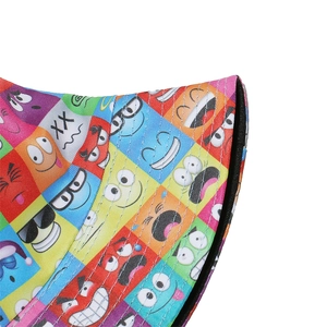 Vue détaillée du motif d'emojis colorés et de la texture du tissu sur le chapeau bob