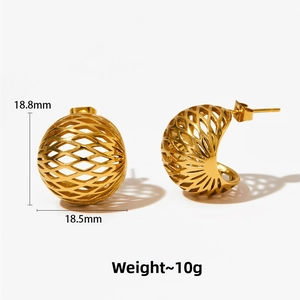 Detailansicht goldener hohler Gitterkugel-Ohrringe mit Maßen von 18,8 mm und 10 g Gewicht