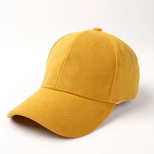 Dettaglio del cappellino da baseball in pile giallo senape con cuciture sulla visiera