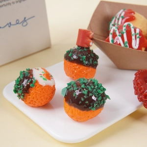 Modelos realistas de comida japonesa Takoyaki con salsa y adorno de crema expuestos