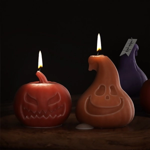 Vue détaillée de bougies citrouilles d'Halloween décoratives aux visages effrayants