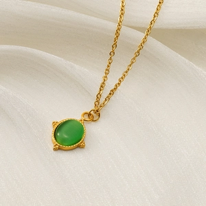 Collier vintage français en acier inoxydable plaqué or 18 carats avec pierre naturelle verte