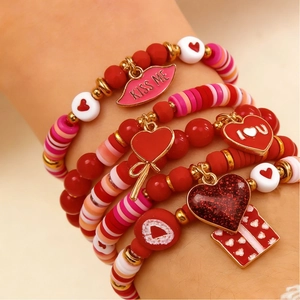 Set de cinco pulseras de cuentas para San Valentín con dijes de Kiss Me y corazón