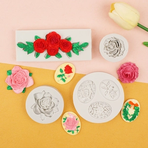 Detailansicht der 3D-Rosen-Silikonform und ihrer realistischen Tonblumen-Endergebnisse