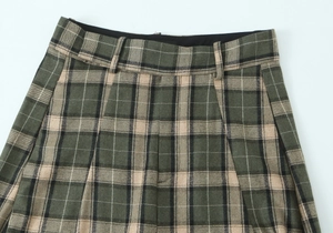 Détail de la taille du pantalon à carreaux verts avec texture en laine et passants