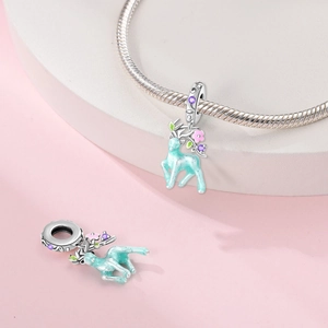 Détail d'un charm cerf en émail bleu avec fleurs roses et gemmes mauves pour bracelets