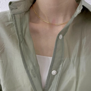 Minimalist 925 sterling silver golden paperclip link choker necklace worn by a fashion model