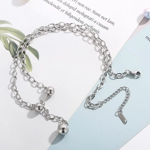 Collier double couche argenté minimaliste avec pendentif boule et chaîne en O élégante