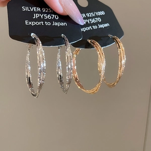 Detail of S925 silver glitter multi-layer hoop earrings in silver and rose gold