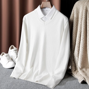 Detailansicht eines weißen Herren-V-Pullovers mit klassischem Hemdkragen-Lagen-Look