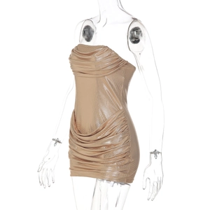 Détail de la robe dorée champagne au fini métallique et design froncé bustier