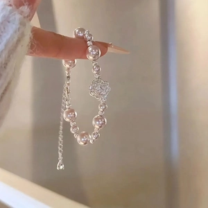 Bracelet de perles élégant avec breloque fleur de camélia en argent pour femmes
