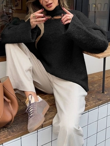 Gros plan sur la texture en tricot noir d'un pull confortable pour femme style automne